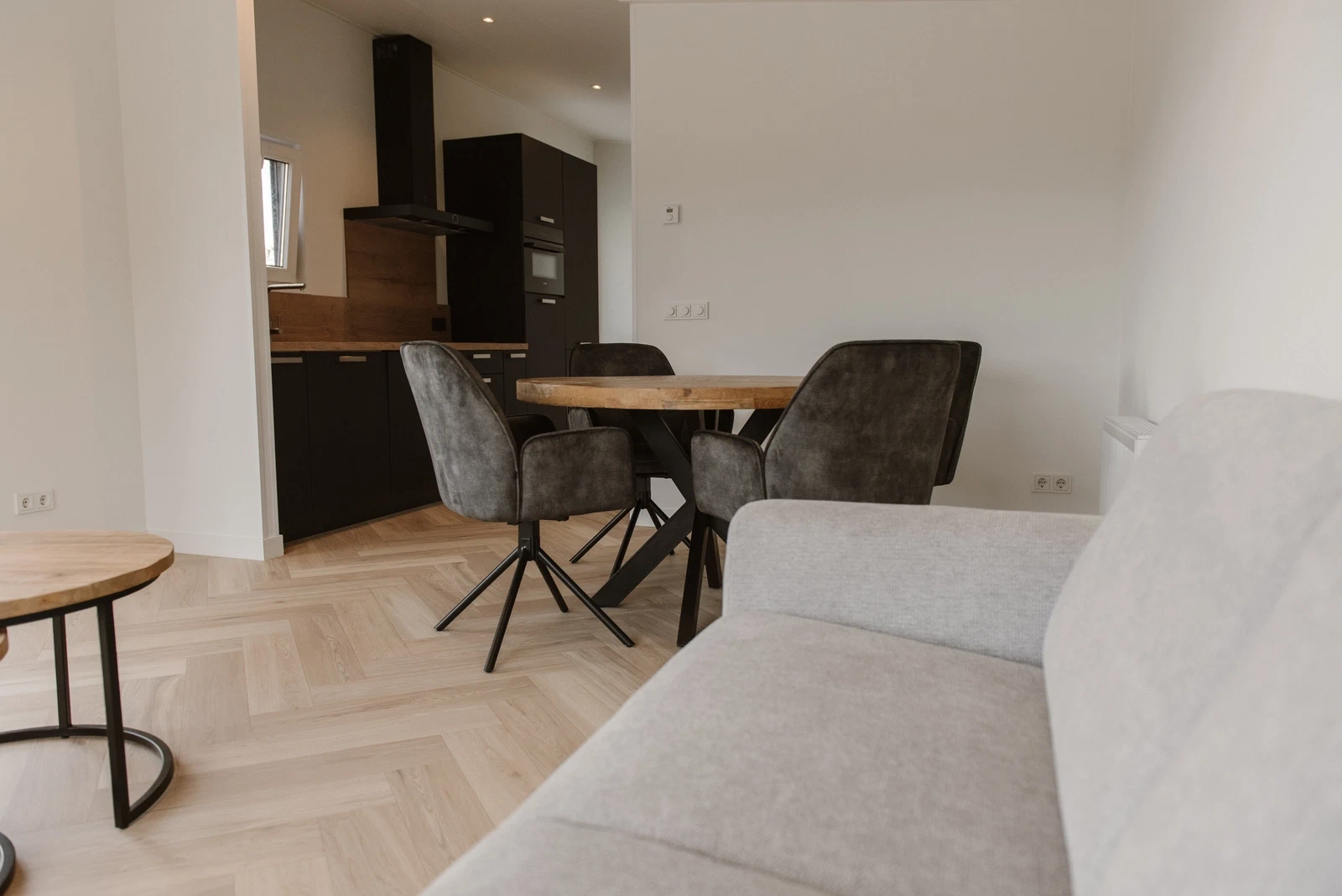 Lichte woonkamer met eethoek en open keuken