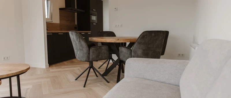 Lichte woonkamer met eethoek en open keuken