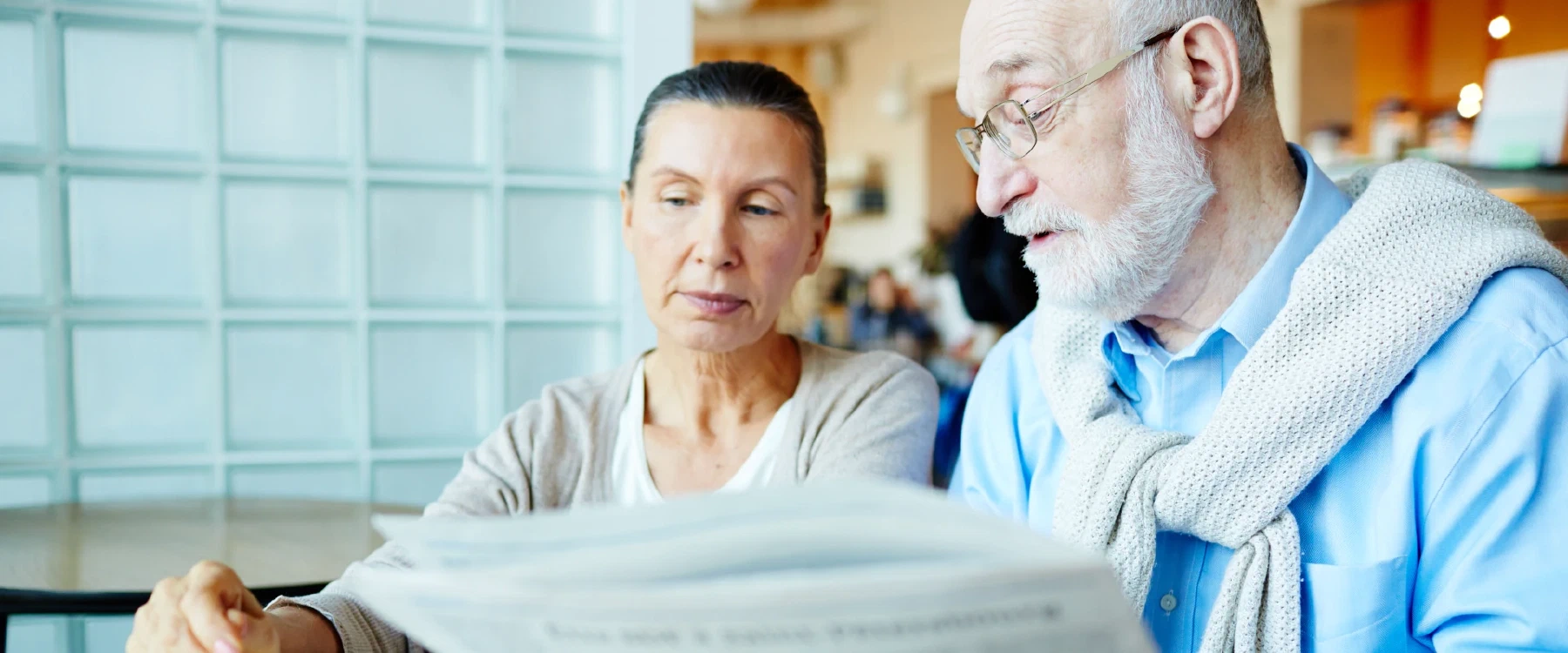 Stel leest de krant