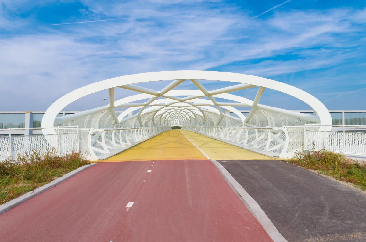 Impressie van fiets- en voetgangersbrug bij Rhoon