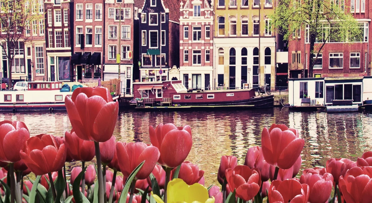 Zicht op de Amsterdamse grachten en architectuur