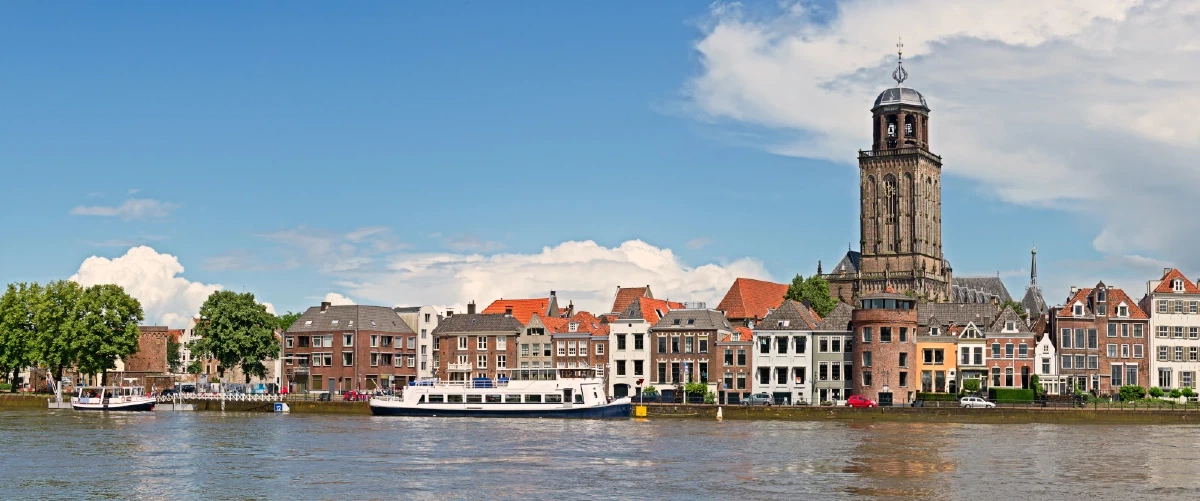 Zicht op de skyline van Deventer