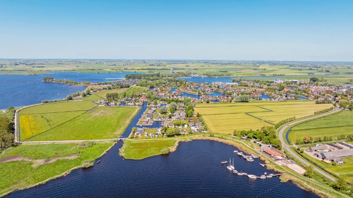 Luchtfoto van het Friese merenlandschap met dorp en jachthaven