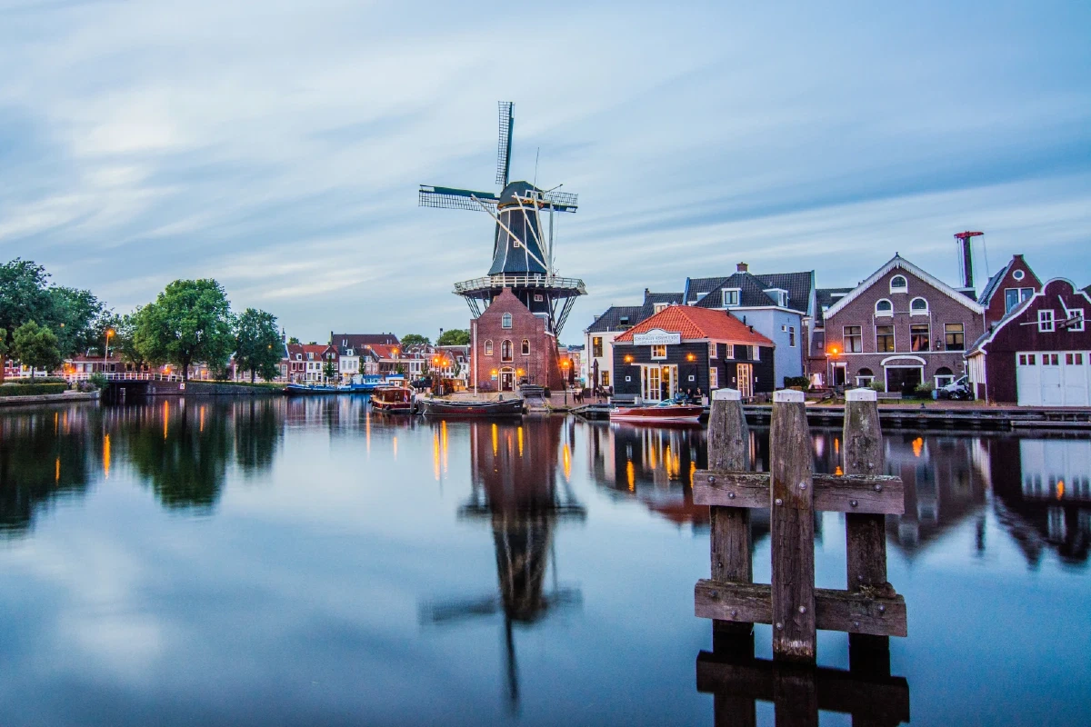 Zicht op de binnenstad en de St. Bavo in Haarlem