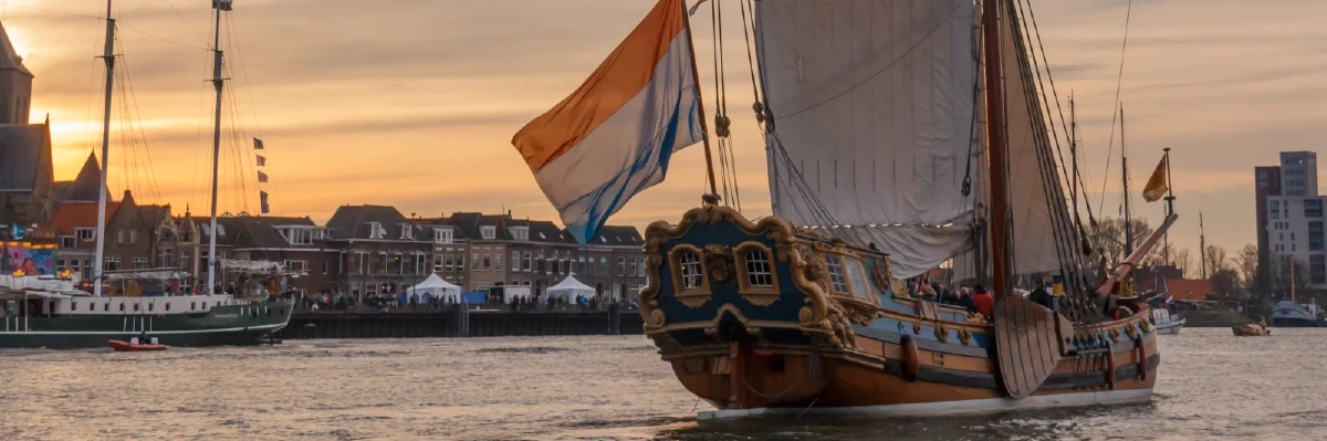Zicht op de monumentale skyline van Kampen vanaf de IJssel