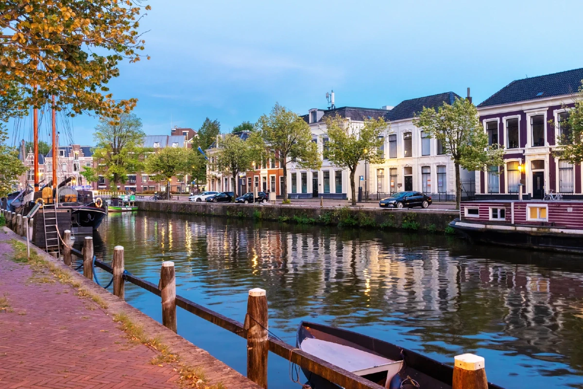 Zicht op de stad en het buitengebied van de gemeente Leeuwarden