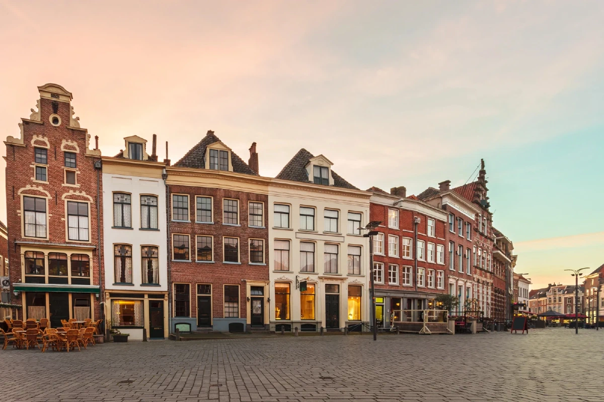 Zicht op de historische Houtmarkt van Zutphen aan de IJssel
