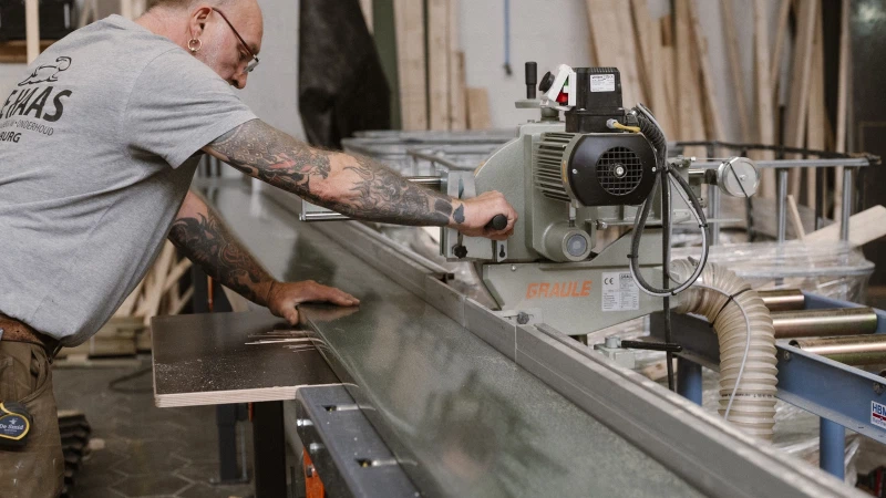 Vakman van Van Emous aan het werk in de fabriek