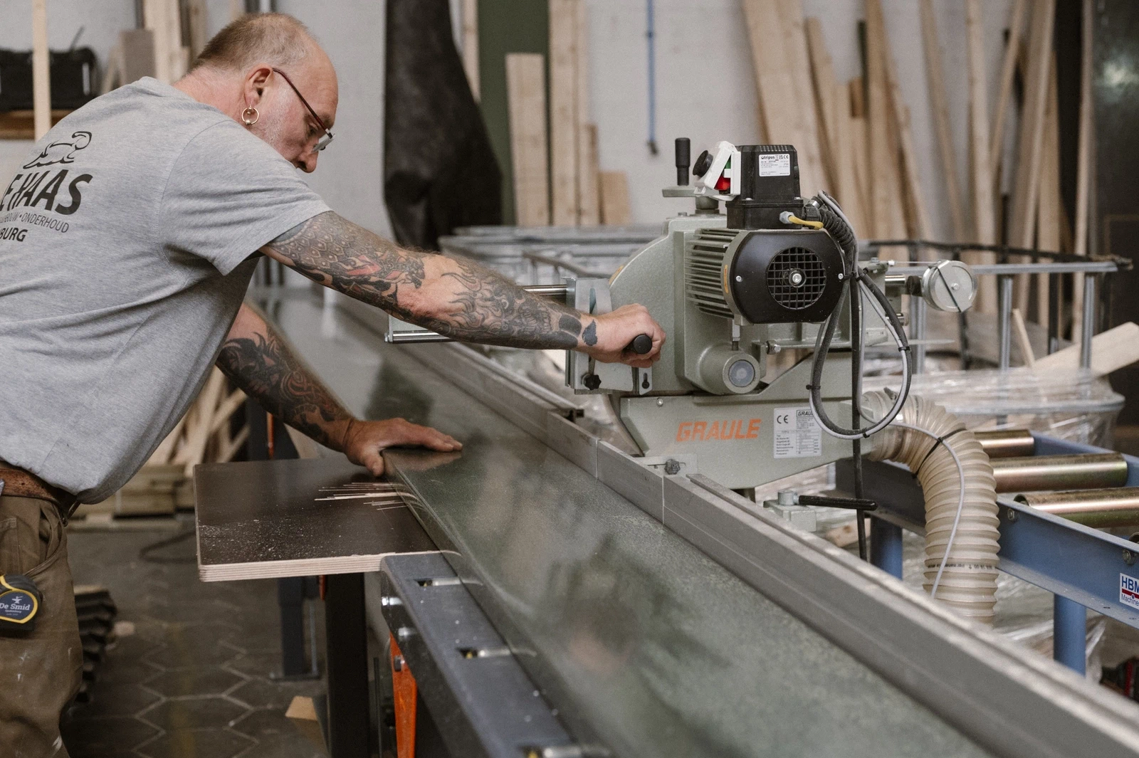 Vakman van Van Emous aan het werk in de fabriek