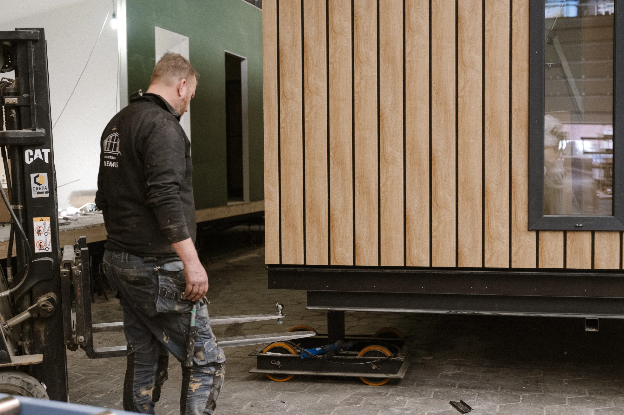 Een module met houten gevel staat klaar in de fabriek van Van Emous in Putten