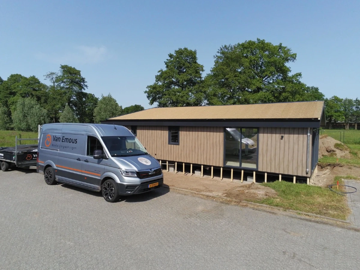 Bus van Van Emous bij een net geplaatste woning