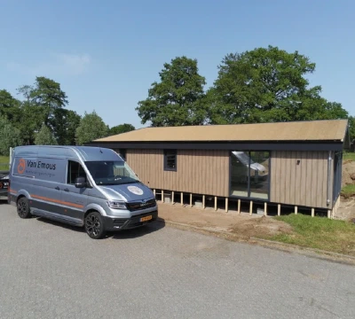 Plaatsing van een modulaire woning van Van Emous