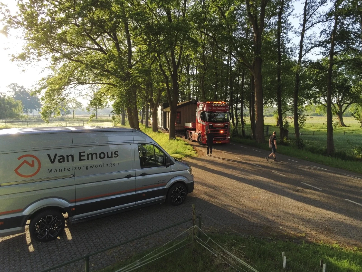 Bus van Van Emous op een landelijke oprit tijdens een plaatsing